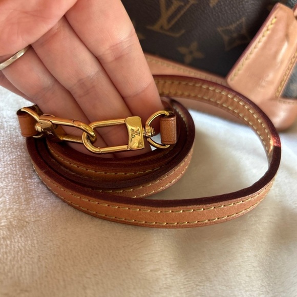 Louis Vuitton Alma BB Monogram Crossbody Bag - Picture 5 of 13